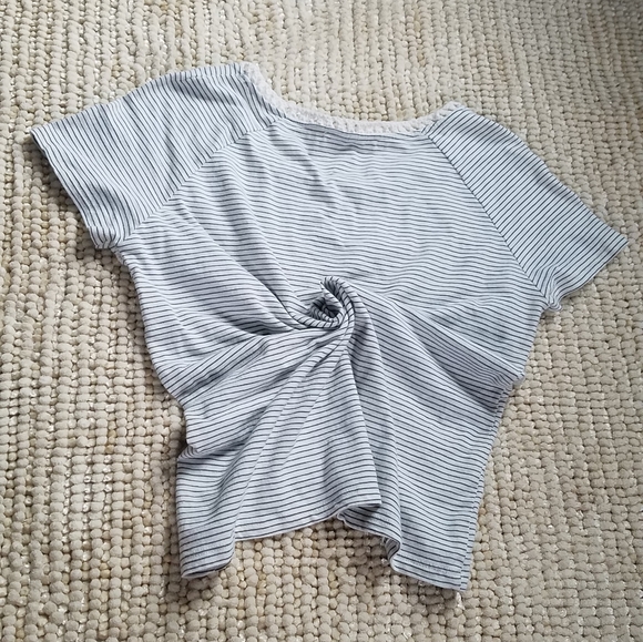 🌻3 for 12🌻 White striped T - Picture 5 of 5